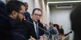 Vereador Cláudio Duarte (PSL) se pronuncia diante da Comissão Processante. Á mesa, denunciante Mariel Marra