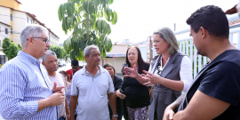 Comitiva em visita à Rua Newton Pinto de Souza. Vereadora Nely Aquino