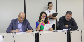 Parlamentares compõem mesa de reunião