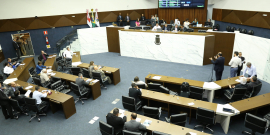 Sentados diante da Mesa Diretora, vereadores participam da 54ª reunião ordinária do Plenário, em 4 de julho de 2018