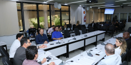 parlamentares e convidados compõem mesa de reunião