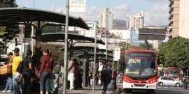 Ponto de ônibus cheio na região central de BH. Ônibus se aproxima do ponto