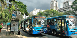 ônibus parados em ponto de ônibus