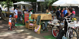 Comércio de alimentos em barracas e food bike parada na calçada