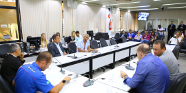 Parlamentares compõem mesa de reunião