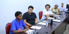 Parlamentares e convidados compõem mesa de reunião