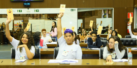 Vereadores mirins votando Projetos de Lei e Indicações, na 8ª Sessão do Projeto Câmara Mirim – Plenária II, nesta terça-feira (22/10)