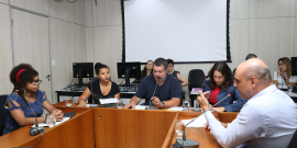 parlamentares e convidados compõem mesa de reunião