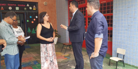 Vereador Irlan Melo, Rosane Moreira Coelho de Souza (diretora da Escola Municipal de Educação Infantil Santa Maria), e Leonardo Melo (assessor da Coordenação Regional Oeste), em visita técnica da Comissão de Educação, Ciência, Tecnologia, Cultura, Desporto, Lazer e Turismo à EMEI Santa Maria, nesta terça-feira (3/12)