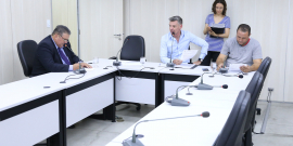 parlamentares compõem mesa de reunião