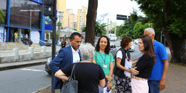 Vereador Wesley Autoescola, Fabiana Melo, (BHTrans) e Patrícia Furtado (coordenadora da Regional Centro-Sul), em visita técnica da Comissão de Desenvolvimento Econômico, Transporte e Sistema Viário ao cruzamento do Viaduto da Floresta com a Avenida do Contorno, nesta sexta-feira (8/3), para verificar as condições do trânsito