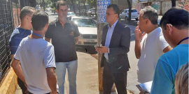 Vereador Wesley Autoescola e representantes da BHTrans e Regional Barreiro, em visita técnica da Comissão de Desenvolvimento Econômico, Transporte e Sistema Viário, à Avenida Waldyr Soeiro Emrich, no Bairro Santa Helena, Regional Barreiro, nesta segunda-feira (9/3)