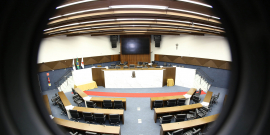 Vista superior do Plenário Amynthas de Barros. Cadeiras e mesas vazias. Imagem em lente arredondada, tipo olho de peixe.