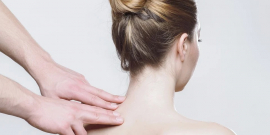 Mulher de costas recebe massagem 