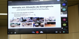 Telão em videoconferência exibe imagens dos desabrigamentos durante período chuvoso em 2020