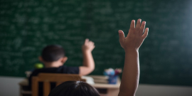 menino levanta a mão em sala de aula