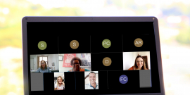 Cinco vereadores - um homem, quatro mulheres - dividem espaço na tela de um notebook ao realizar uma reunião remota virtual. 
