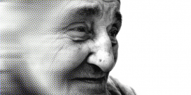 Rosto de mulher idosa com semblante triste em imagem em preto e branco
