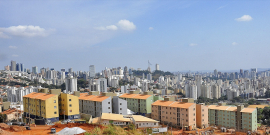 Vista panorâmica de Belo Horizonte. Contraste do Aglomerado Santa Lúcia em primeiro plano e bairros de classe alta ao fundo