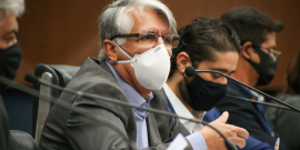 O ex-presidente da BHTrans, Célio Bouzada, em depoimento, sentado, ao lado dos vereadores Professor Claudiney Dulim, Gabriel e Reinaldo Gomes.