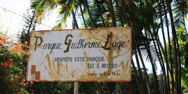 Placa com o nome do Parque Professor Guilherme Lage