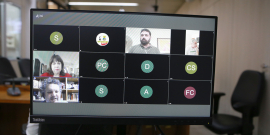 Monitor de computador exibe vereadores em videoconferência