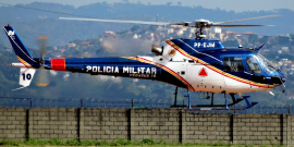 Helicóptero em sobrevôo baixo no Aeroporto Carlos Prates, durante o dia