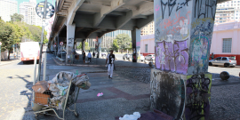 Baixio do Viaduto Santa Tereza, pessoas em situação de rua, em frente à Serraria Souza Pinto