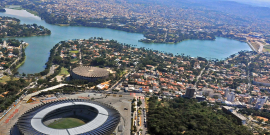 vista aéra de Belo Horizonte. Estádio de futebol, Lagoa da Pampulha, áreas verdes e edificações