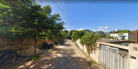 Rua Represa, com vários muros residenciais à direita e um único muro à esquerda, durante o dia. 