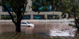 Terreno plano alagado com veículo particular de pequeno porte  submerso . 