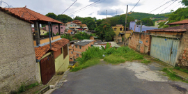 Foto da Rua Aureliano Magalhães, com mato alto no fim da via