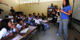 Professora e alunos em sala de aula