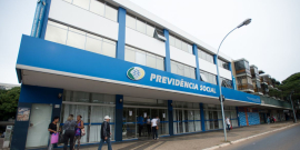 Fachada do INSS, em azul e branco