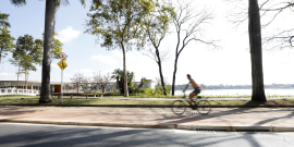 Ciclista passeia na Orla da Lagoa da Pampulha, durante o dia. 