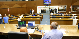 imagem do Plenário de onde pode se observar a mesa diretora, as cadeiras dos parlamentares e a galeria com algumas poucas pessoas