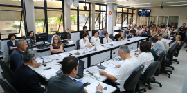 três vereadores à esquerda, dez participantes ao logo da mesa em formato de "u" e mais de vinte cidadãos acompanham audiência pública