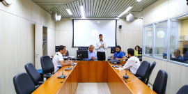 Imagem de parlamentares membros da Comissão Especial sentados em torno de  uma mesa em formato U