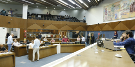 Imagem lateral do Plenário onde é possível ver as mesas dos vereadores e a Mesa Diretora