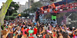 Mais de 60 pessoas acompanham trio elétrico no Carnaval, durante o dia.