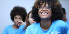 Foto mostra alunos em sala de aula 