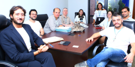 Imagem do presidente Gabriel e do novo diretor, Lucas Leal, sentados à mesa acompanhados de diretor geral,  Rafael Dayrell; do assistente da Dirleg, Maurício Leite; do diretor de RH e Gestão de Pessoas, Marco Aurélio Gomes; da presidente da Comissão Permanente de Licitação, Priscila Cardim; da superintendente de Comunicação Institucional, Raquel Vasconcelos; do procurador Geral da CMBH, Marcos Amaral ; e da diretora de Administração e Finanças,  Sirlene Arêdes. 