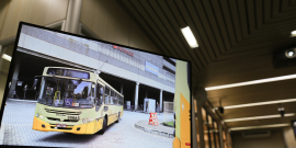 Imagem na tela do comutador de um ônibus coletivo deixando a Estação Barreiro