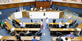 Vista de cima de sessão Plenária, com mais de vinte parlaqmentares presentes