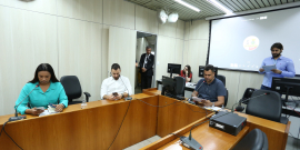 Imagem dos participantes da comissão especial em torno da mesa em formato de U