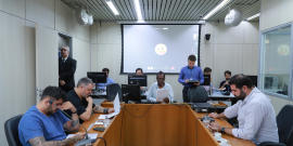 Quatro parlamentares sentados à mesa, em reunião. 