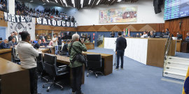 Imagem do Plenário com manifestantes da Galoucura nas galerias 