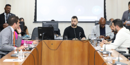 Imagem de parlamenteares reunido em torno de uma mesa em formato U. Na cabeceira da mesa, o vereador Ciro Pereira 