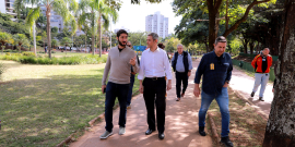 Vereadores e equipes caminham pela pista de cooper do Parque