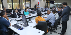 iamgem do Plenário Helvécio Arantes ocupado por cidadãos, durante a reunião de encerramento da CPI Abuso de Poder. Os vereadores ocupam a mesa